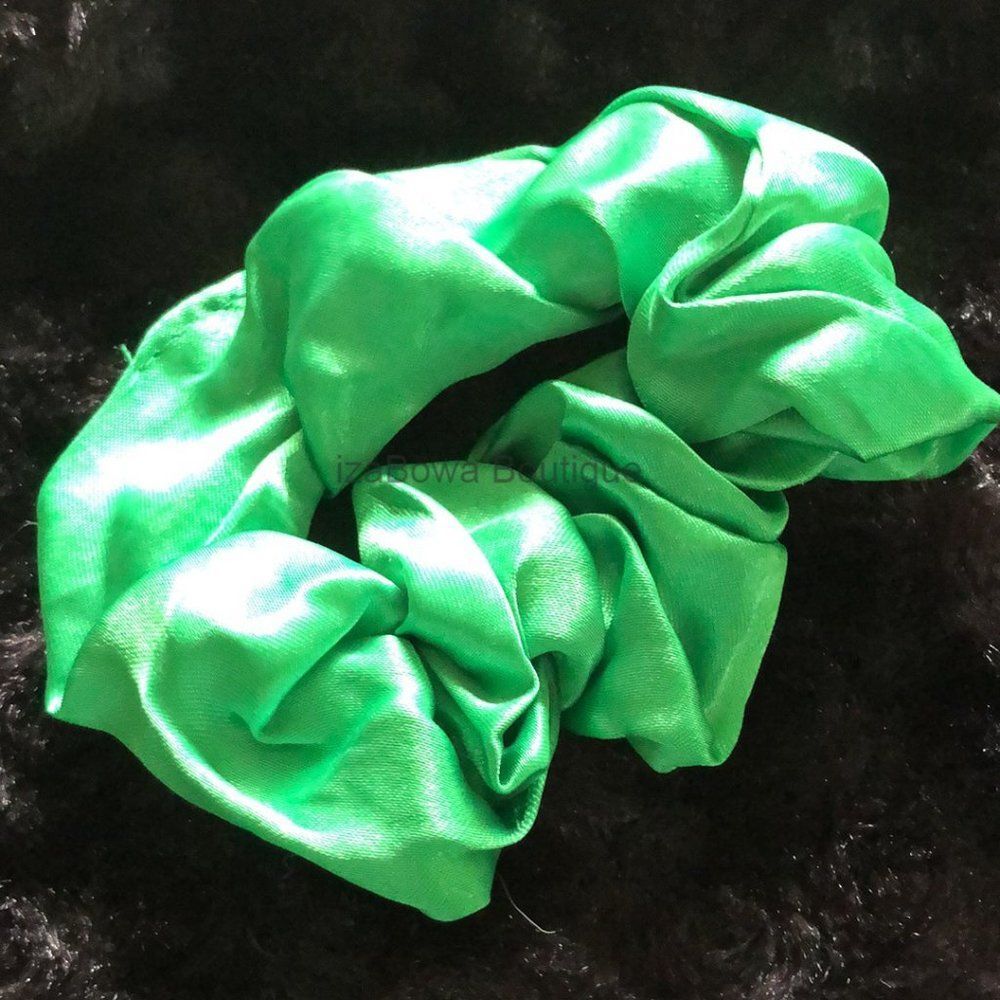 Emerald Green Satin Scrunchie  -women's-  SC2787  Handmade NWT Boutique